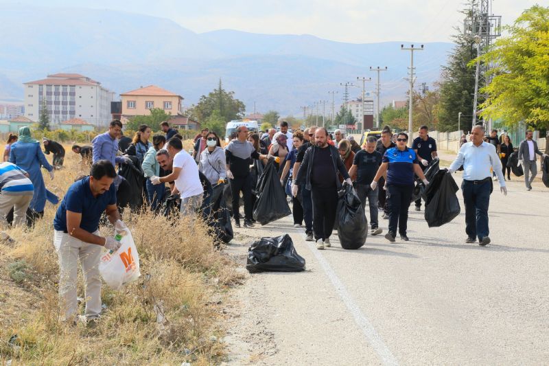 BAŞKAN UMUT AKPINAR ÇÖP TOPLADI