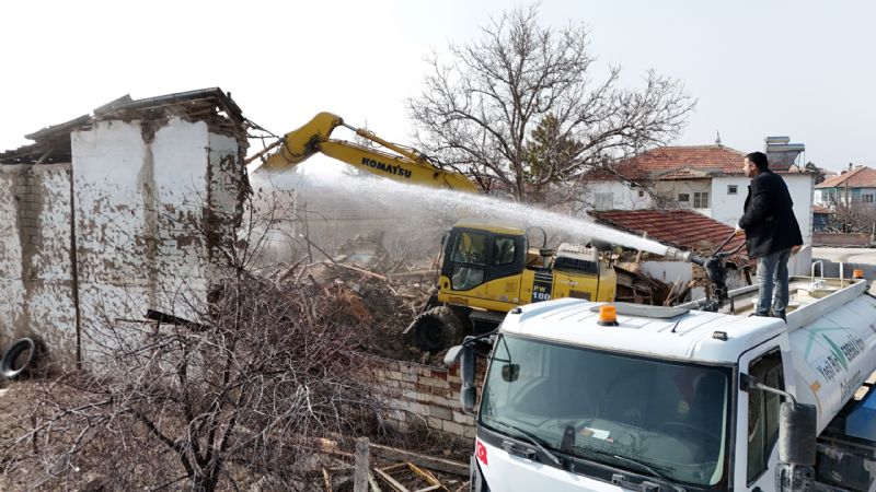 EREĞLİ’DE METRUK BİNALAR YIKILIYOR